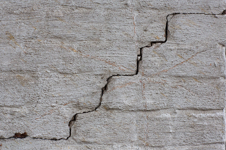 墙砖开裂是什么原因引起的图片(墙砖开裂是什么原因引起的图片大全)